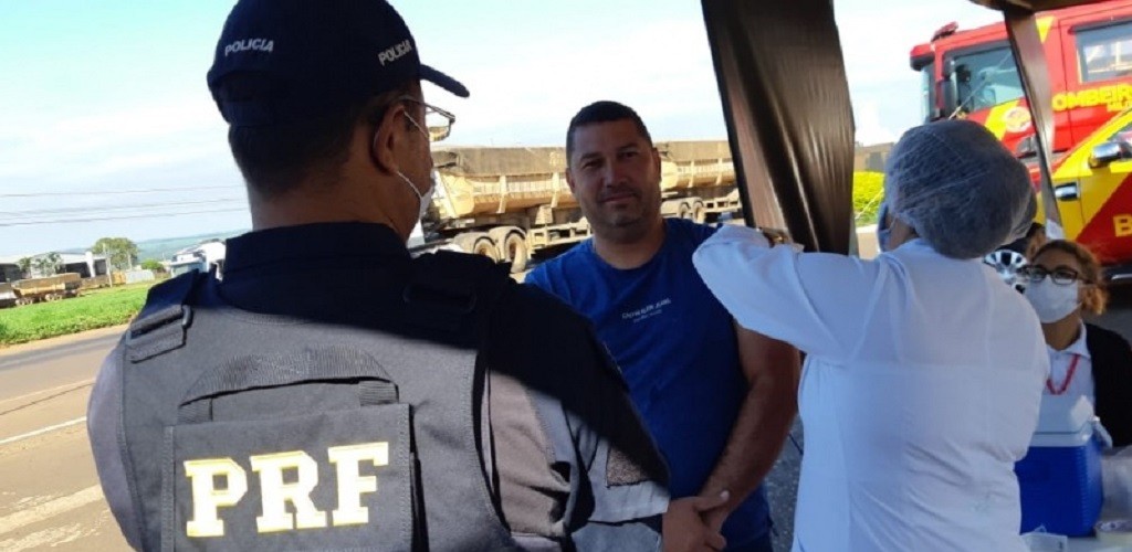 Caminhoneiros serão imunizados contra a gripe em postos da PRF