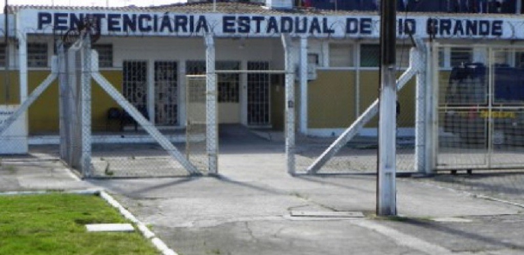 Agentes prisionais e apenados começam a receber vacina contra a gripe 