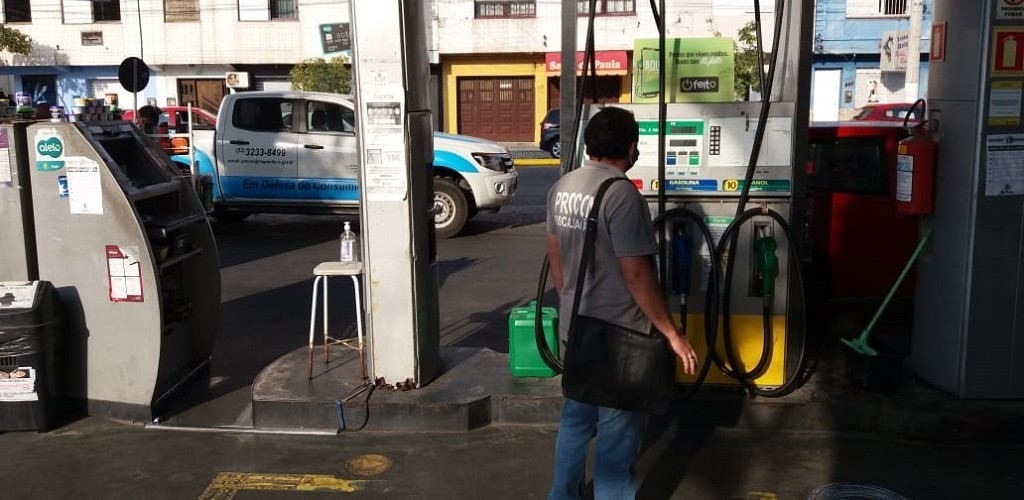 Procon autua três redes de postos de combustíveis por preços abusivos 