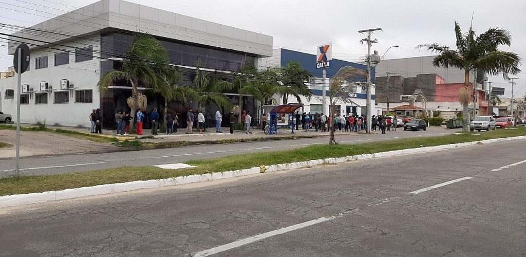 Caixa tem fila com cinco horas de espera para saque do auxílio emergencial