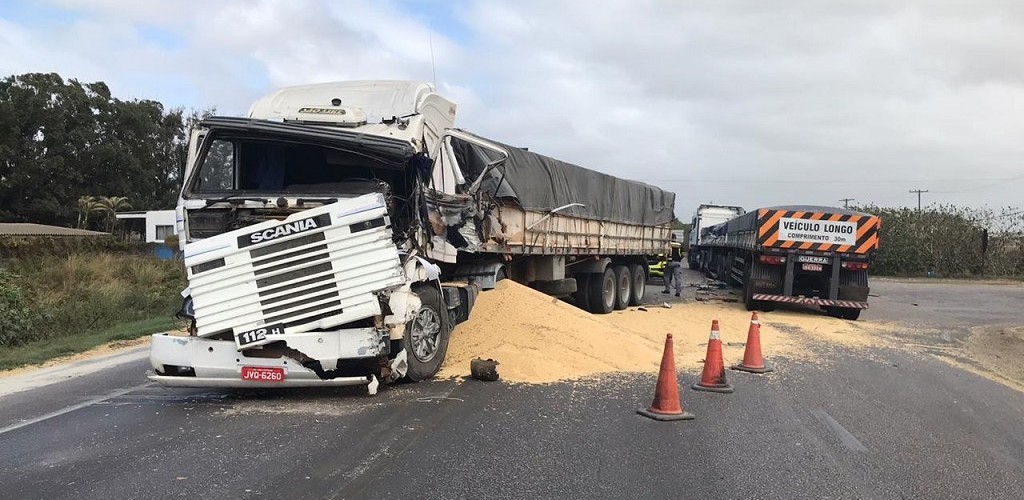 Duas carretas se envolvem em acidente de trânsito na BR-392