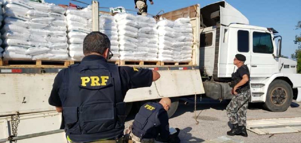 PRF, PF e BM encontram cocaína em carga de sal em Pelotas