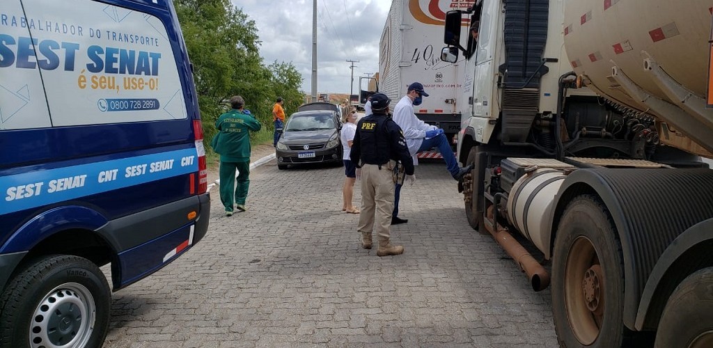 PRF e SEST SENAT desenvolvem ações de apoio aos caminhoneiros na zona sul do RS