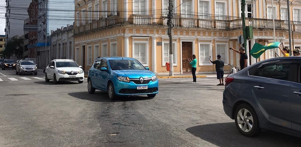 Carreata pede a reabertura do comércio em RG
