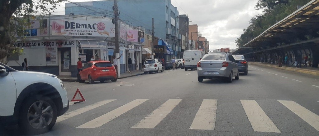 Dois carros se envolvem em acidente no centro de Rio Grande