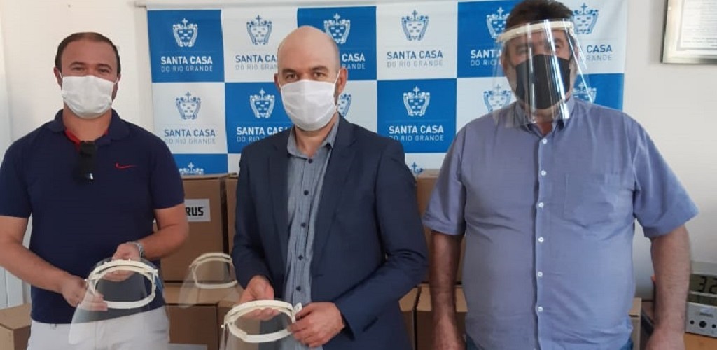 Secretaria Municipal de Saúde doa máscaras faciais para a Santa Casa do Rio Grande