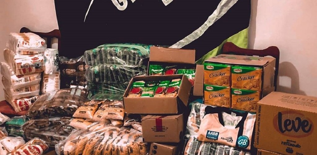 Projeto "Além das Quatro Linhas" arrecada 1 tonelada de alimentos para doação