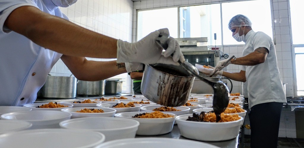 Militares do Com5ºDN confeccionam refeições pela Operação Covid-19