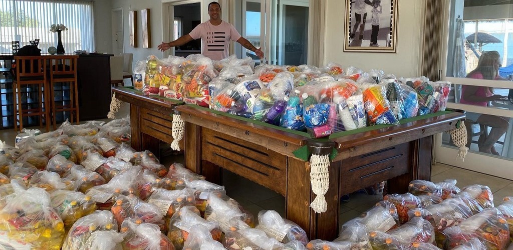 Daniel Carvalho vende camisas de times em que atuou para comprar cestas básicas