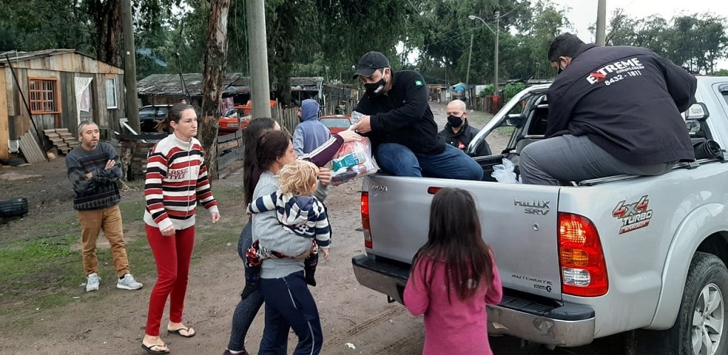 Moradores da Vila Maria dos Anjos recebem doações de cestas básicas