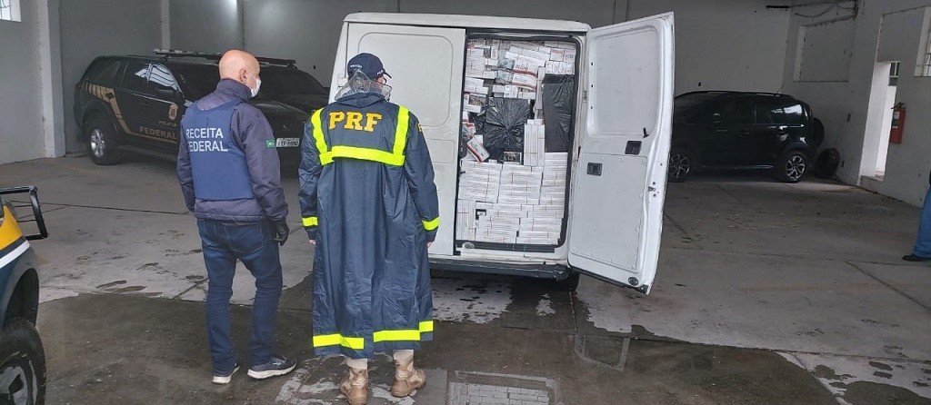 PRF e Receita Federal prendem contrabandistas com 55 mil maços de cigarros em Pelotas