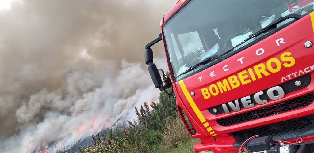 Bombeiros atendem incêndio na Ilha do Leonídio 
