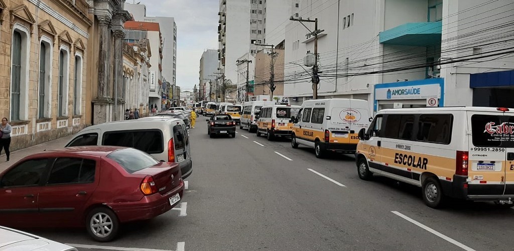 Profissionais do Transporte Escolar fazem carreata para chamar atenção de clientes e autoridades