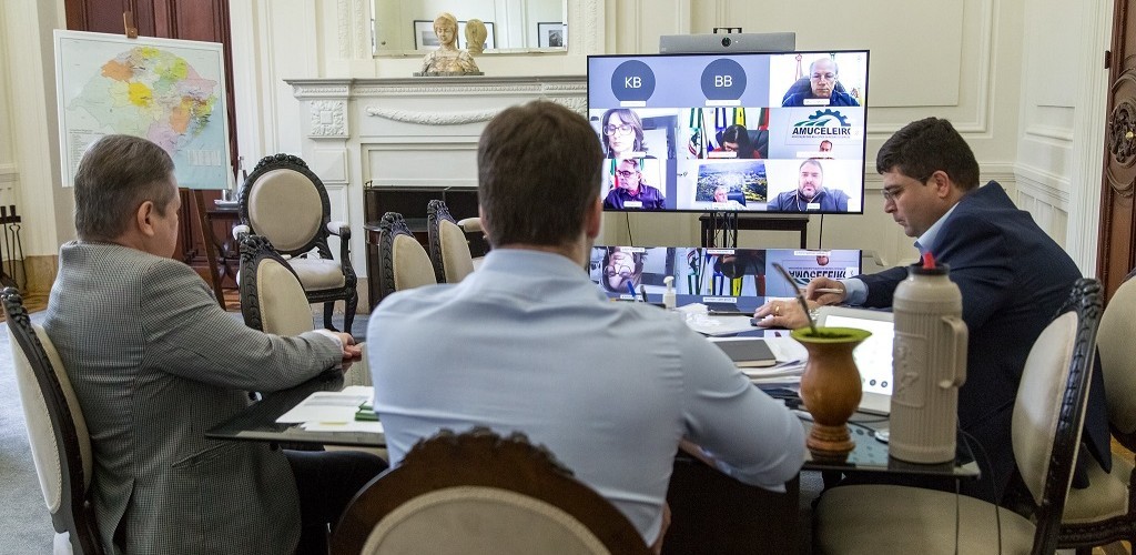 Governador debate distanciamento controlado com prefeitos gaúchos