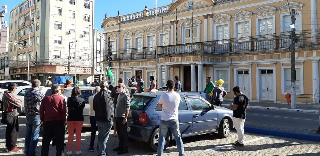 Empresários fazem nova manifestação pedindo retomada de atividades comerciais