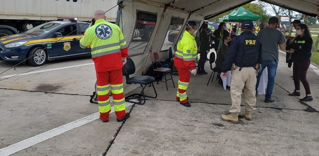 Caminhoneiros são vacinados contra a gripe em unidades da PRF