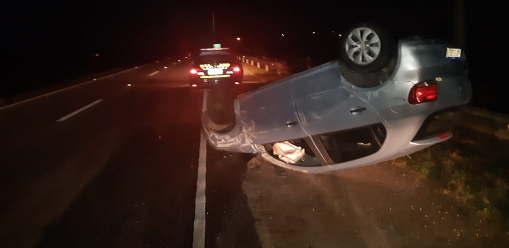 Após colisão frontal dois veículos capotam na BR-392