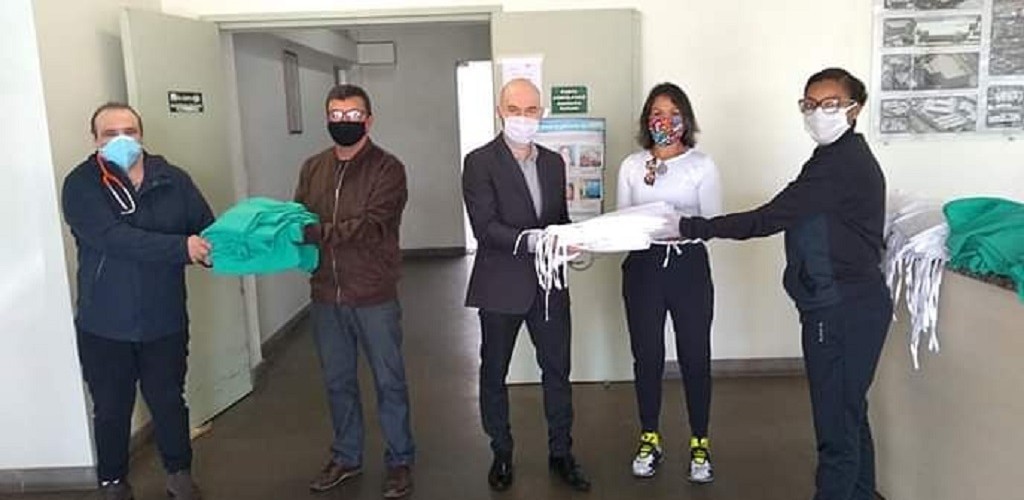 Acorrg entrega aventais e uniformes para profissionais da Santa Casa do Rio Grande 