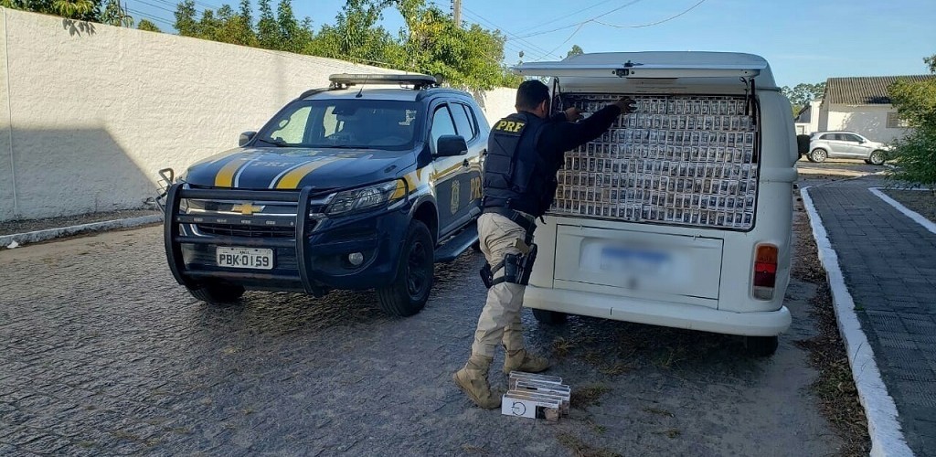 Dois contrabandistas são presos pela PRF com camionete carregada de cigarros em Pelotas