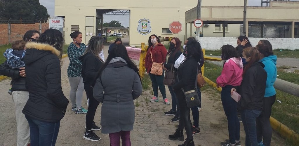 Familiares de apenados realizam protesto em frente à PERG