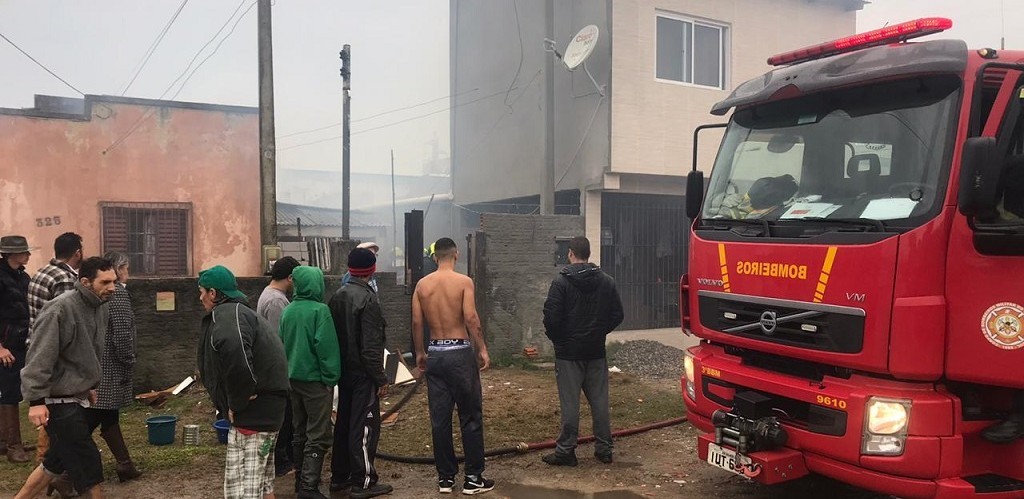 Incêndio atinge casa na Vila Hidráulica