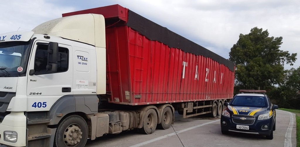 PRF retém carreta com excesso de peso equivalente ao peso de duas carretas em Capão do Leão