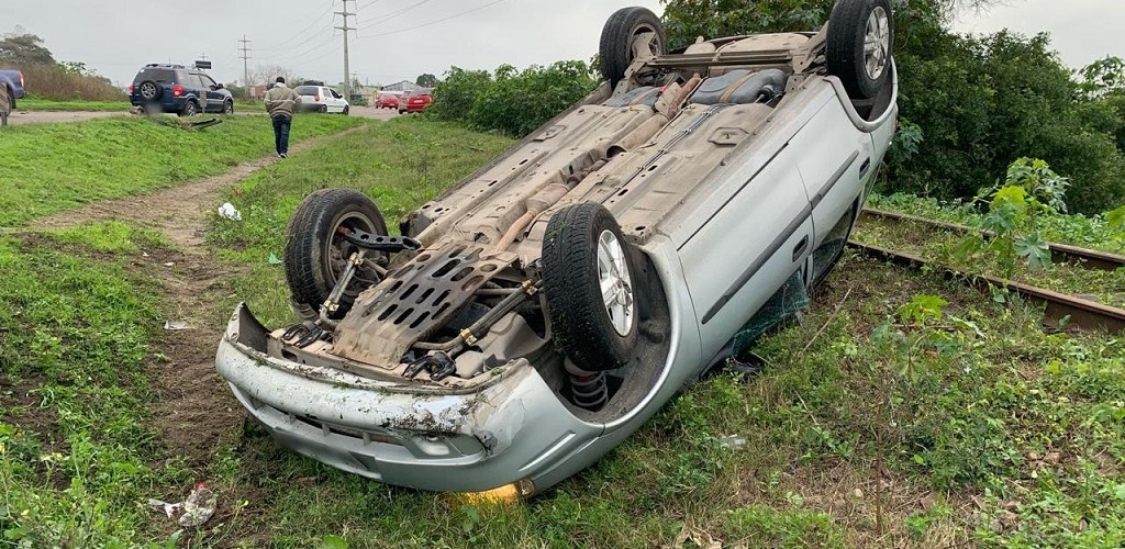 Capotamento de veículo é registrado na BR-392