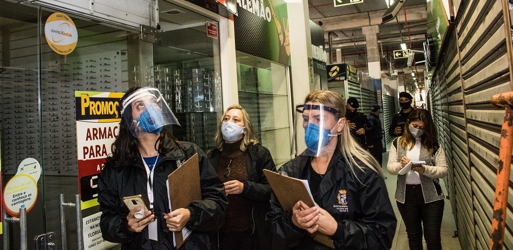Vigilância Sanitária vistoria Pop Center em Pelotas