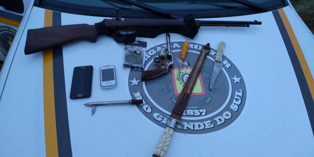 BM prende homens e apreende adolescente por porte ilegal de arma de fogo