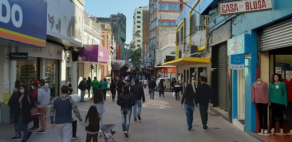 Após flexibilização de atividades comerciais, movimento aumenta no centro de Rio Grande