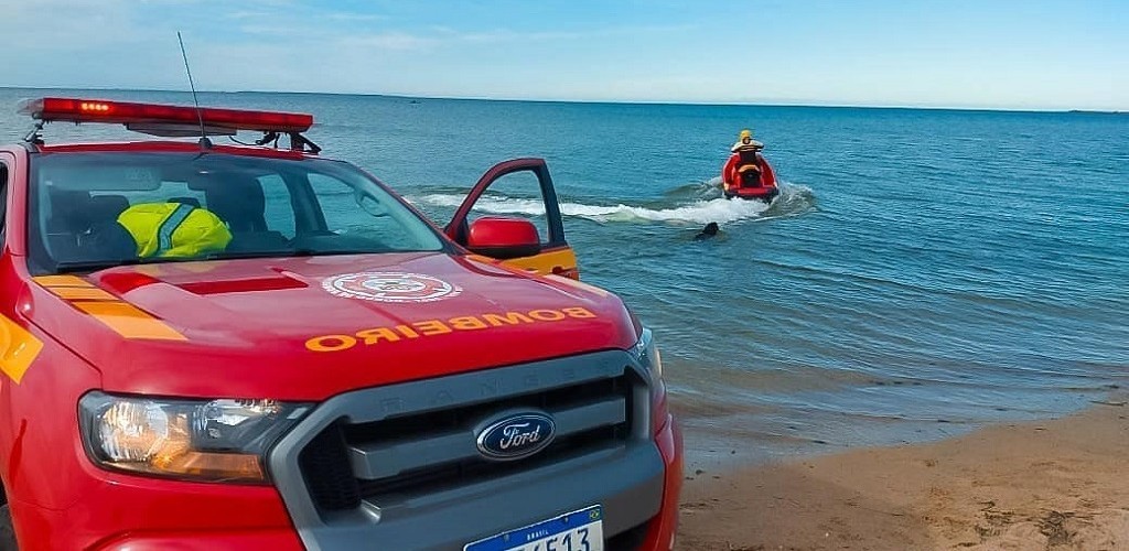 3º BBM realiza salvamento de dois homens na praia do Laranjal