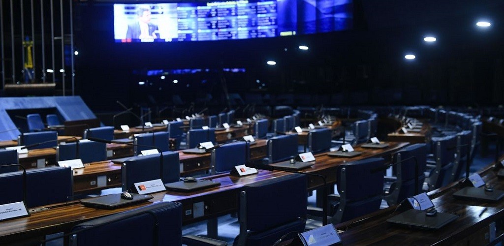 Projeto de lei sobre fake news divide opiniões no Senado