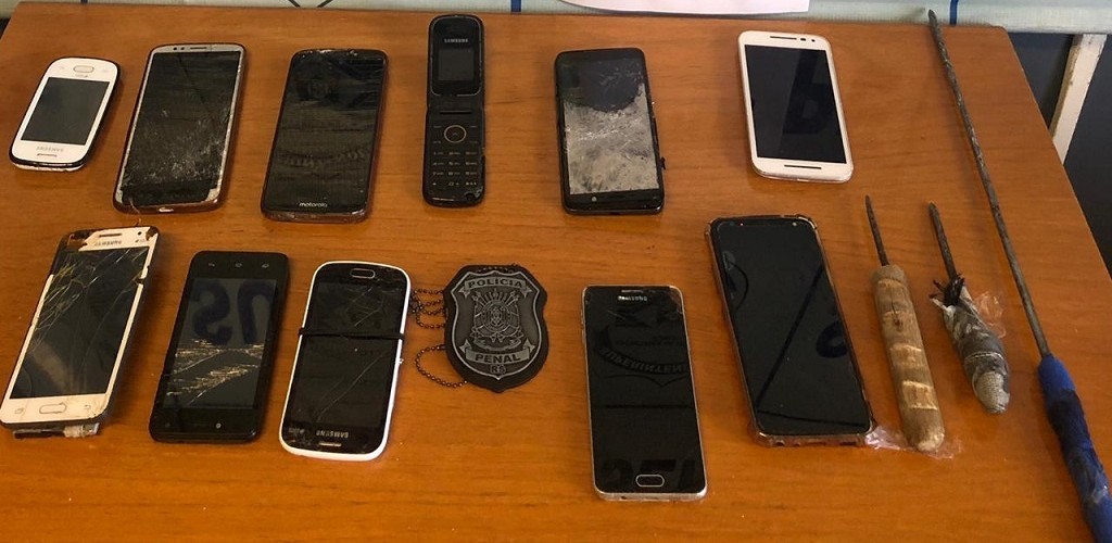 Agentes Penitenciários apreendem celulares e facas artesanais na PERG