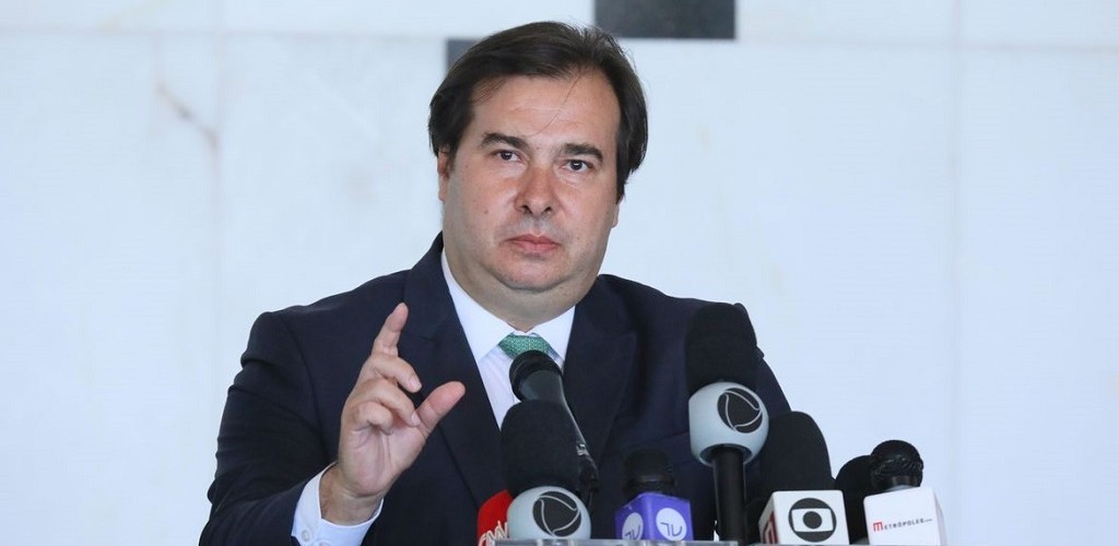 Maia aguarda proposta do governo para debater prorrogação de auxílio