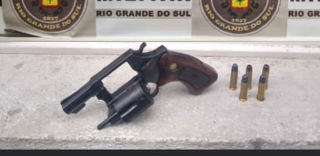 BM prende homem por porte ilegal de arma de fogo em Rio Grande