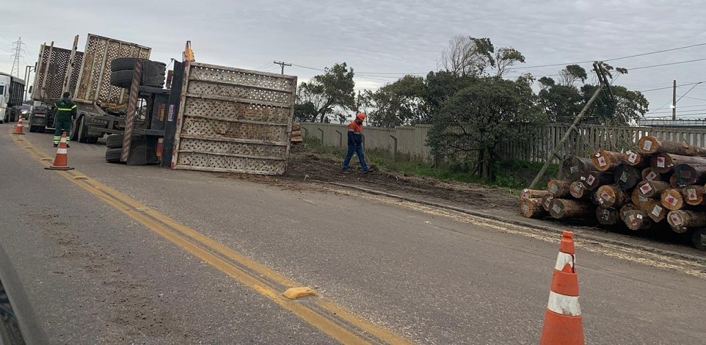 Caminhão tomba e causa lentidão no Distrito Industrial da BR-392