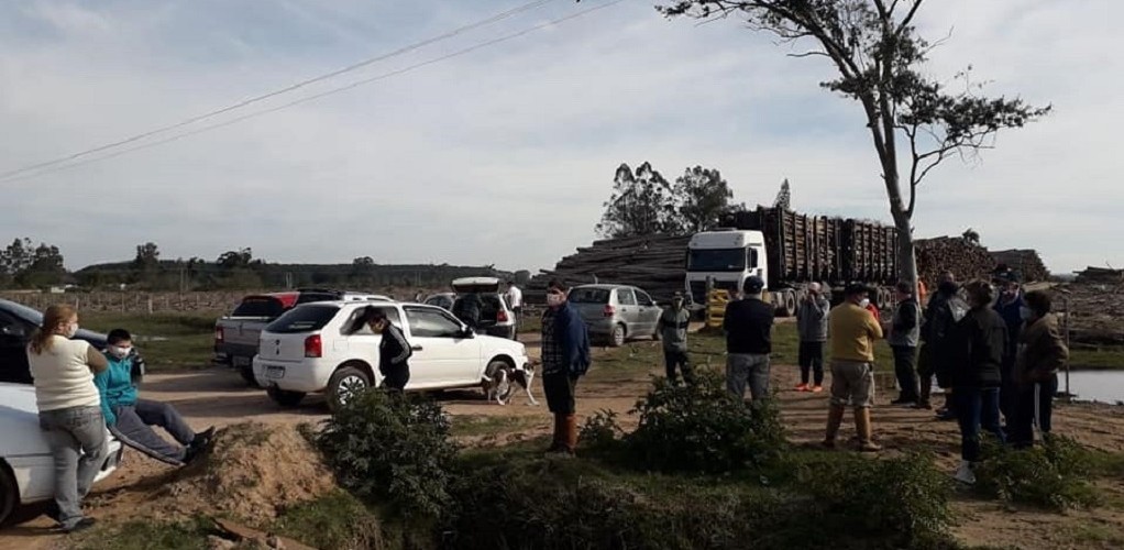 Comunidade faz manifestação para conserto de estrada da Palma