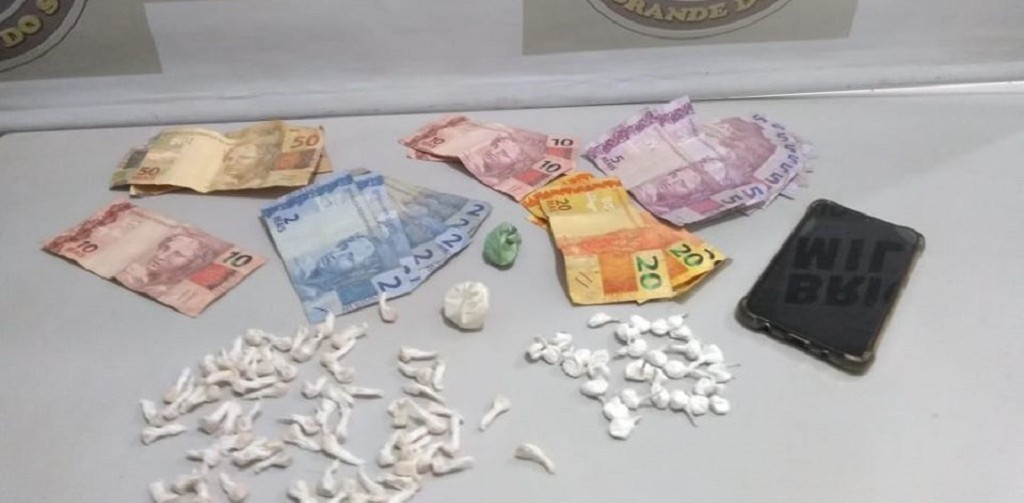 BM prende mulher e apreende adolescente por tráfico em RG