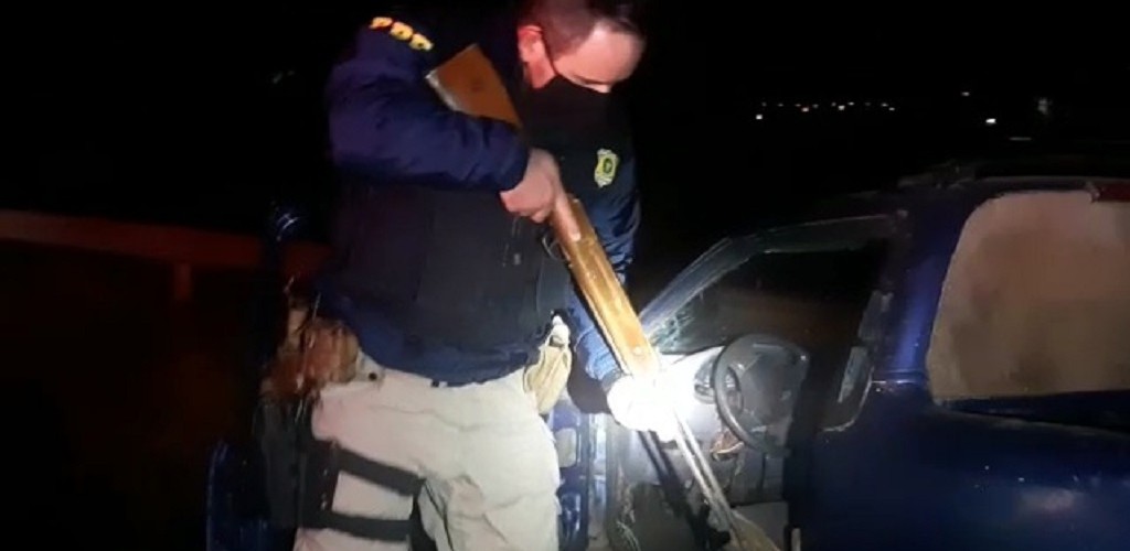 PRF prende apenado por porte ilegal de arma em Rio Grande