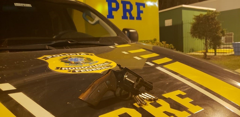 PRF prende condutor por porte ilegal de arma em Capão do Leão
