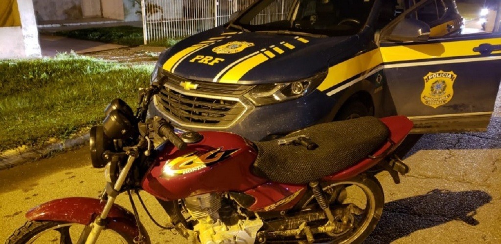 PRF apreende dois adolescentes e recupera moto furtada em Pelotas