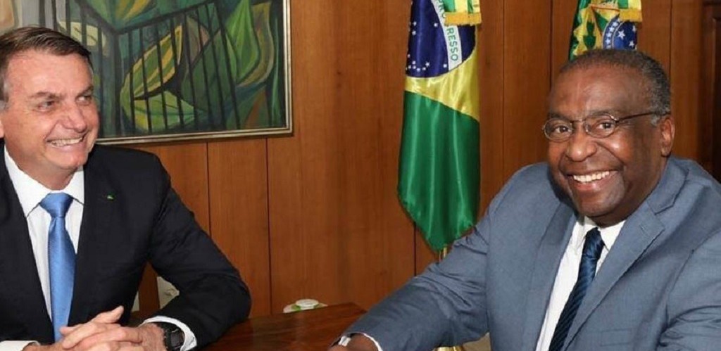 Após mentir sobre títulos, Ministro da Educação entrega carta de demissão