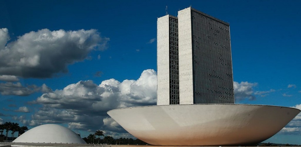 Câmara pode votar hoje proposta que adia eleições municipais 