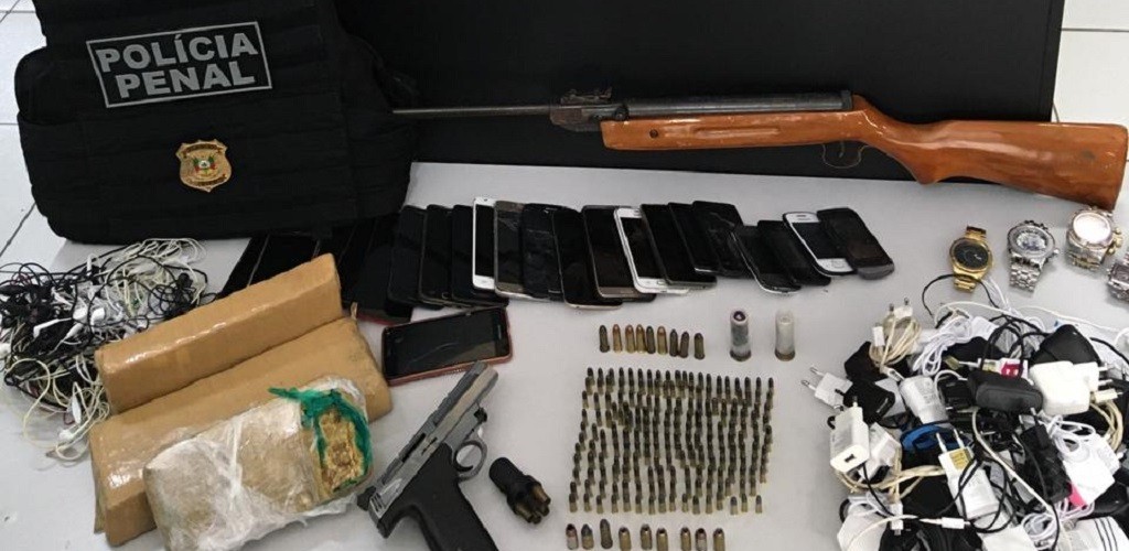 Armas, drogas e munições são apreendidas na residência de agente penitenciário da PERG