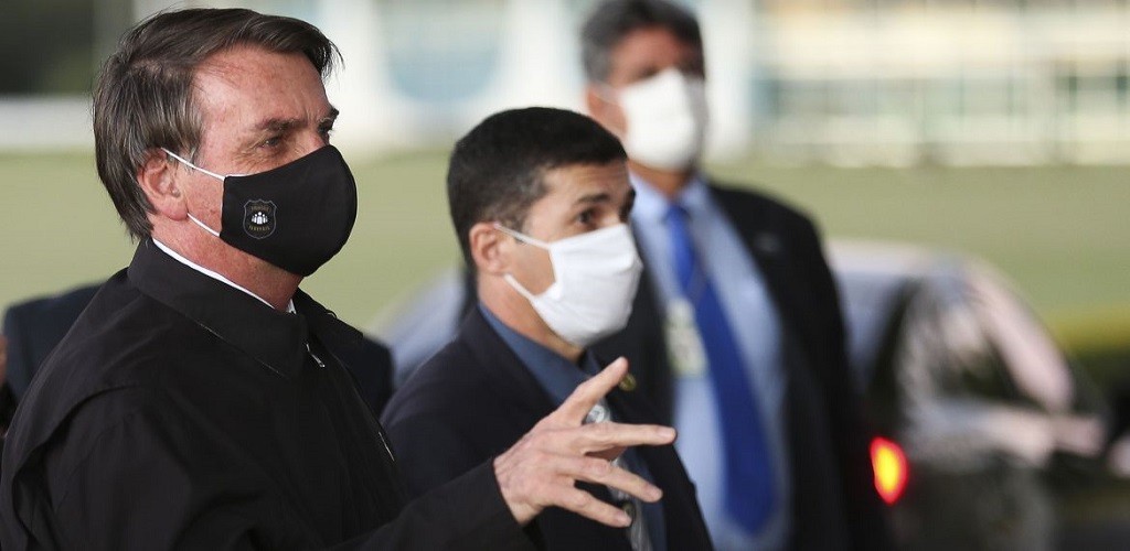 Bolsonaro sanciona lei que torna obrigatório o uso de máscara
