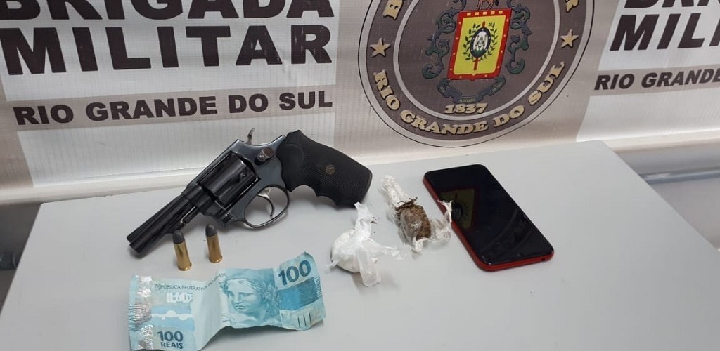 BM prende homem por porte ilegal de arma de fogo e tráfico de drogas em Rio Grande