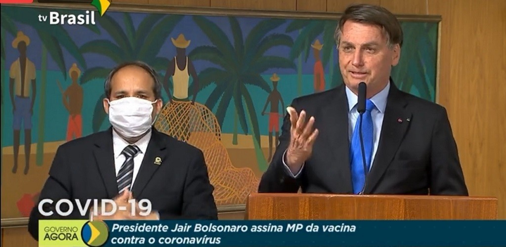 Bolsonaro assina MP para viabilizar vacina contra covid-19