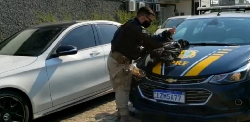 PRF apreende 200 mil dólares sem procedência em Pelotas