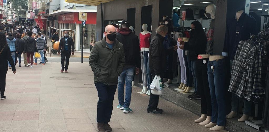 Movimento no centro de Rio Grande aumenta com a reabertura do comércio