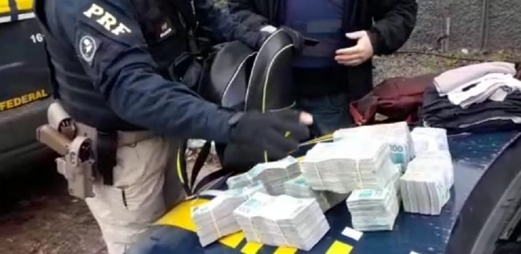 PRF apreende mais de meio milhão de reais sem procedência em Pelotas